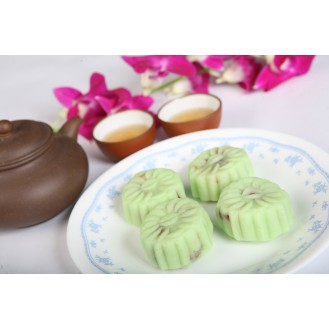Box of 8 Pcs Mini Pandan Snowskin White Lotus Paste with Cranberries Mooncakes